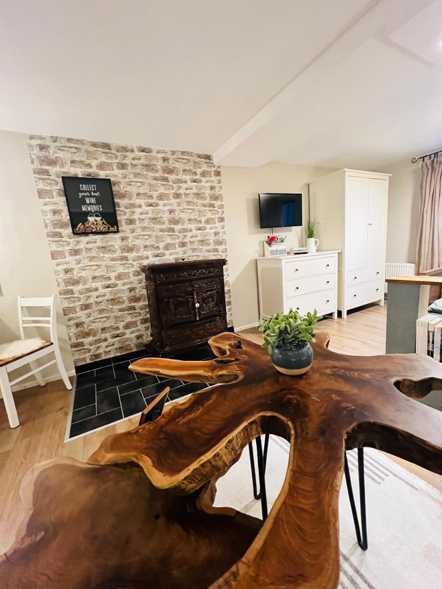 Ferienwohnung Palatina Heuchelheim-Klingen Bagian luar foto